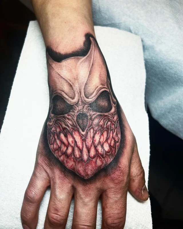 An ultra intense hand tattoo for Wade paying homage to another one of his favourite bands! This was so much fun and the subtle red really captured the intensity of the facial features.🖤♥️ - @colleenajsmith⁠
⁠