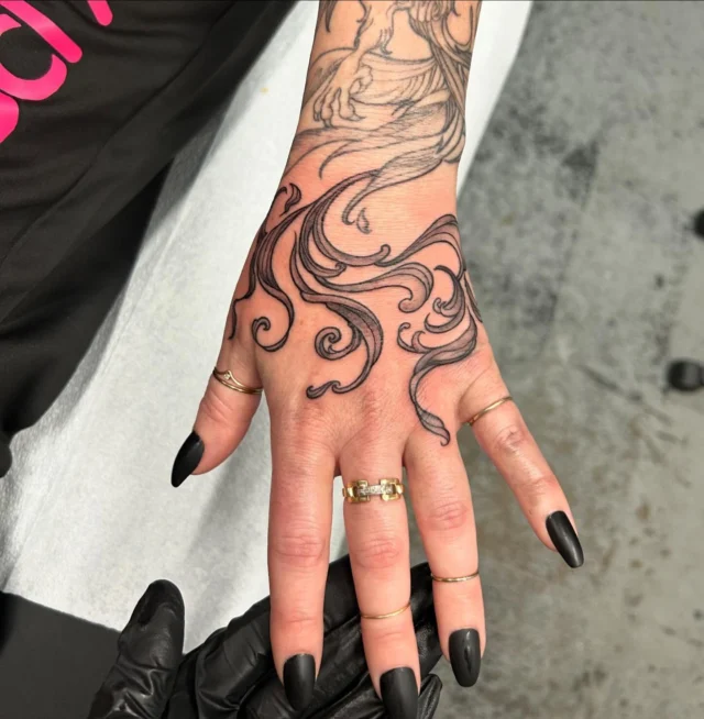 Leah and I have been working g on her fantasy sleeve for a while now and it just keeps getting more and more whimsical! Check out these beautiful freehand magic swirl designs on her hand. Such a toughie to sit through these! They look lovely on you Leah!😍✨🤩 - @colleenajsmith⁠
⁠