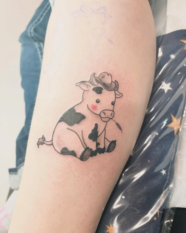 Little baby cowgirl for one of my clients who dedicated her life to caring for beautiful bovine babies! I sure love tattooing little critters and I was so happy she came out so nice and crispy ✨♥️🙏.- @colleenajsmith